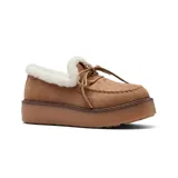 Zapato tipo mocasín con plataforma, confeccionado en material efecto gamuza color tostado. Presenta interior y borde superior forrados en corderito sintético blanco, con detalle de cordones decorativos en el empeine y costuras reforzadas en la puntera.