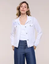 Campera liviana de lino color blanco, con estilo denim y silueta semi entallada. Presenta un canesú superior estampado con motivos florales en tonos azules y tostados, cuello camisero, abotonadura frontal con botones rústicos y bolsillos con solapa en el pecho.