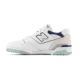 Championes urbanos New Balance modelo 550, con diseño retro inspirado en el básquet. Presentan una base de cuero blanco con perforaciones laterales, detalles en azul petróleo, gris y violeta en el talón y la suela. Incluyen el logo N característico en los laterales y el número 550 en el frente.