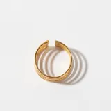 Anillo dorado con cuatro aros paralelos.
