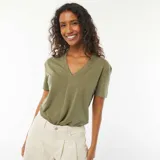 Camiseta verde de manga corta con cuello de pico.