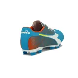 Championes de fútbol Diadora modelo Brasil Elite Veloce, para hombre. Diseño en azul con detalles en blanco, naranja y amarillo.