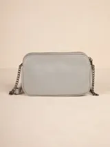 Bandolera negra con diseño acolchado en forma de zigzag, correa de cadena plateada y correa de cuero sintético ajustable.