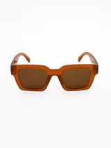Lentes de sol con armazón cuadrado de acetato en color caramelo y cristales oscuros.