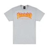 Remera de algodón gris con cuello redondo y mangas cortas. Presenta el logo icónico de Thrasher Magazine estampado en el frente con diseño de llamas en tonos naranja y amarillo.
