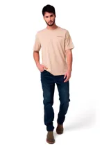 Remera de manga corta y cuello redondo color beige, con logo de la marca estampado en el pecho y etiqueta en el dobladillo.