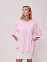 Remera rosa de algodón con corte oversize y estampado frontal.