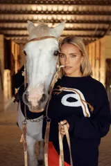 Sweater de lana merino en color azul marino, con diseño gráfico de raíces en contraste blanco y marrón en el frente. Presenta cuello redondo y corte holgado.