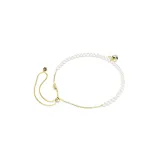 Gargantilla de la colección Idyllia con cadena ajustable en tono oro, compuesta por una hilera de perlas de cristal blancas y un dije central en forma de abeja decorado con cristales transparentes y detalles en negro y amarillo.