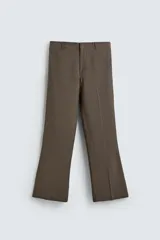 Pantalón de corte flare fit confeccionado en una mezcla de viscosa y lino. Presenta bolsillos delanteros, bolsillos traseros de vivo, cierre frontal con cremallera y gancho metálico oculto.