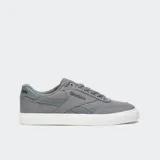 Championes Reebok Court Advance Vulc color gris con detalles en gris oscuro, rayas vectoriales en los laterales y suela blanca con base tostada.