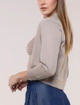 Cardigan tejido estilo bolero de color blanco, con mangas cortas y diseño frontal abierto.