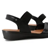 Sandalias de cuero negro con taco bajo y capellada con tiras cruzadas.