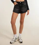 Short de jean femenino de corte slim, con trabillas en la cintura, bolsillos y cierre delantero tradicional. Presenta detalles desgastados y terminación deshilachada.