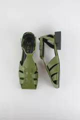 Sandalias de cuero rojo estilo romano, con punta cuadrada, taco bajo cuadrado de 3 cm, tiras laterales cruzadas y tira con hebilla en el tobillo.