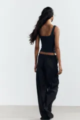 Top corto color marrón oscuro, de corte ajustado, con escote cuadrado y tirantes anchos.