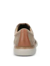 Zapato casual de hombre Hush Puppies modelo Bangu, con diseño híbrido que combina cuero en la parte trasera y tejido técnico transpirable en la puntera. Cuenta con cordones al tono, suela de EVA flexible y diseño ergonómico para mayor confort.