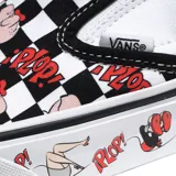 Championes Vans modelo Slip-On con diseño checkerboard clásico en blanco y negro, intervenido con estampados de Condorito y la onomatopeya ¡PLOP!. Presenta suela de goma blanca con detalles gráficos laterales.