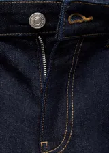 Pantalón de jean tiro medio con diseño de corte campana (flare), cinco bolsillos y cierre frontal con cremallera y botón.