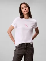 Remera de manga corta Calvin Klein, confeccionada en algodón, con cuello redondo y logo de la marca estampado en el centro del pecho en colores rosa y celeste.