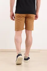 Bermuda de gabardina color marrón, con cintura elástica y cordón ajustable, bolsillos laterales y corte recto.