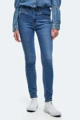 Jean ajustado (skinny) de tiro alto, color azul medio, con efecto levemente desgastado en la parte frontal de los muslos.