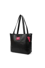 Bolso negro tipo tote bag con diseño acolchado horizontal, doble asa de hombro y parche con el logo de Las Oreiro en rojo. Incluye un dije colgante con la palabra "Love" en color fucsia.