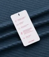 Remera deportiva de manga larga con cuello alto y cierre frontal parcial. Presenta una textura acanalada en toda la prenda y detalles reflectivos en los hombros.