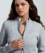 Saco negro de modal con cuello alto, mangas largas, recortes modernos y cierre delantero por cremallera.