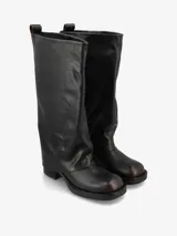 Bota de caña alta confeccionada en cuero negro con un diseño de caña doble o superpuesta que cubre el talón. Presenta una silueta recta de estilo minimalista, punta redondeada y taco bajo cuadrado.