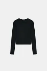 Camiseta de manga larga y cuello redondo, confeccionada en tejido de algodón con ajuste slim fit.