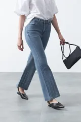 Jean elastizado de fit oxford color azul, con aplicaciones sutiles de strass distribuidas en el delantero y en la botamanga.