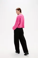 Sweater de tejido de punto color negro, con cuello redondo a la base, mangas largas y diseño holgado.