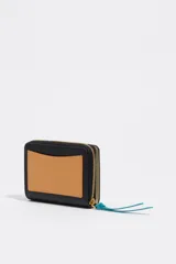 Billetera compacta de estructura rígida en piel vacuna color negro, con cierre de cremallera perimetral y tirador de tejido en color turquesa. Presenta el logo de la marca estampado en dorado en el frente.