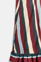 Vestido mini confeccionado en hilatura con lino, de escote recto con tirantes finos ajustables y bajo acabado con volantes, con diseño de rayas verticales en la parte superior y horizontales en el volante.