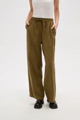 Pantalon de viscosa color verde militar, de corte ancho y tiro medio. Presenta cintura elástica con cordón de ajuste y costuras verticales decorativas en el frente.