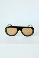 Lentes de sol con armazón de policarbonato color marrón traslúcido y diseño envolvente de una sola pieza.