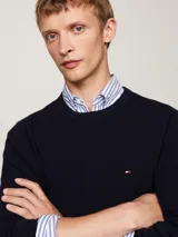 Sweater de punto texturizado Tommy Hilfiger, color azul marino, de cuello redondo con ribetes acanalados y logo bordado en el pecho.