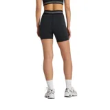 Short deportivo ajustado New Balance en color negro, con cintura elástica ancha a rayas y el logo de la marca en el centro.