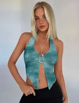 Top halter color turquesa con estampado tie-dye, escote pronunciado, efecto drapeado, abertura frontal y detalle de hebilla metálica plateada en el centro.
