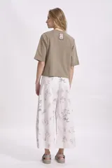 Pantalón palazzo de tiro alto con estampado abstracto en tonos pastel.