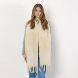 Bufanda rectangular color crudo con franjas horizontales en tonos amarillo y beige, y flecos en los extremos.
