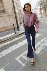 Camisa corta de manga larga con cuello solapa, confeccionada en tela con estampado de cuadros vichy en color bordó y blanco. Presenta un bolsillo delantero de plastrón, cierre frontal con botones y bajo abullonado con elástico interior.