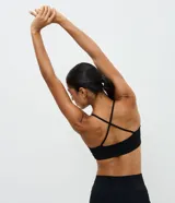 Top deportivo Get Over de microfibra, con escote en V, tirantes finos y diseño ergonómico para mayor soporte durante el entrenamiento.