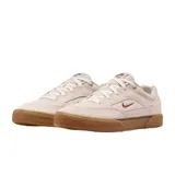 Championes Nike SB Malor de diseño clásico, confeccionados en una combinación de ante y lona en tono beige. Presentan el logo de Nike en color bordó en el lateral, suela vulcanizada de goma color caramelo y puntera reforzada para mayor durabilidad.
