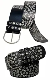 Cinto negro de cuero sintético con diseño de múltiples tachas metálicas circulares y hebilla plateada.