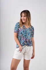 Pijama de dos piezas con estampado animal print, compuesto por una remera de manga corta y un short.