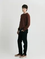 Sweater de punto con escote redondo, confeccionado en algodón con textura de punto fantasía en cuerpo y mangas, y terminaciones en punto canalé en cuello y puños.