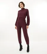 Pantalón jogger color borgoña confeccionado en malla flamê texturizada, con cintura con trabillas largos, cordón para amarre, pliegues delanteros y barra ajustada con pliegues.