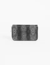 Billetera rectangular con cierre perimetral, confeccionada en cuero vegano con estampado de piel de serpiente en tonos grises y negros.